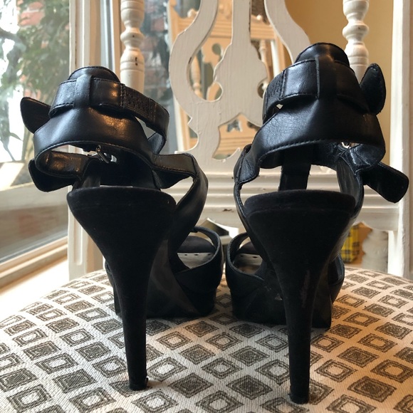BCBGirls black heels with buckle detail 7.5 - Picture 4 of 5